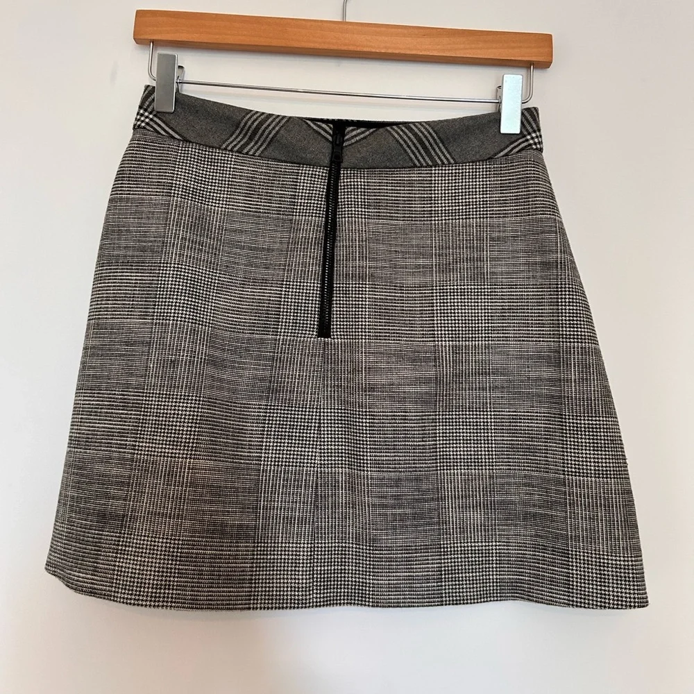 Alice and Olivia black, grey and white gingham mini skirt w/ silver undertones. - Picture 4 of 6